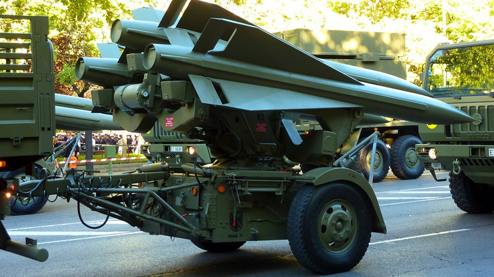 Mỹ cũng vừa công bố quyết định viện trợ cho Ukraine 400 triệu USD vũ khí, chủ yếu là các loại khí tài phòng không các loại; bao gồm tên lửa phòng không MIM-23 Hawk, 4 bộ hệ thống tên lửa phòng không tầm thấp AN/TWQ-1 Avenger, tên lửa phòng không vác vai Stinger và một lượng lớn đạn dược.