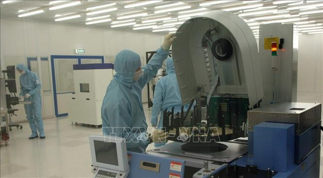 Bên cạnh đó, Tập đoàn sản xuất chip Mikron của Nga, hiện là công ty duy nhất tại Nga, có khả năng sản xuất hàng loạt chip tiến trình 65 nanomet; mặc dù công nghệ này đã được sản xuất hàng loạt trong ngành công nghiệp bán dẫn từ năm 2006. Những con chip này cũng đủ đáp ứng yêu cầu của các loại vũ khí Nga sản xuất.