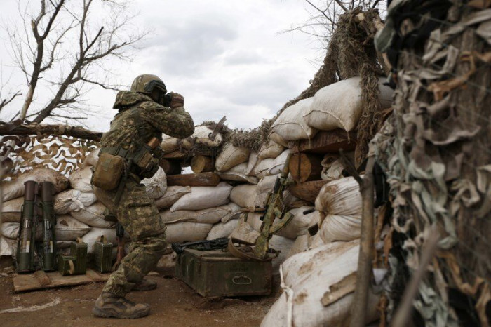 Một binh sĩ Ukraine khác hoảng sợ nói thêm với các phóng viên, nếu không có pháo binh yểm trợ, “người Nga sẽ đè bẹp chúng tôi, chúng tôi đang bị oanh kích từ trên không, từ súng cối; chúng tôi chỉ tự vệ bằng súng trường tấn công Kalashnikov và súng phóng lựu tầm ngắn”.