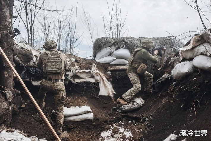 Trong khi theo một người lính Ukraine khác, “chúng tôi chỉ có súng AK-47, súng phóng lựu RPG từ năm 1986, súng máy Degtyarev từ năm 1943 và súng máy Maxim từ năm 1933; chúng tôi chiến đấu không có hỏa lực của trên chi viện”.