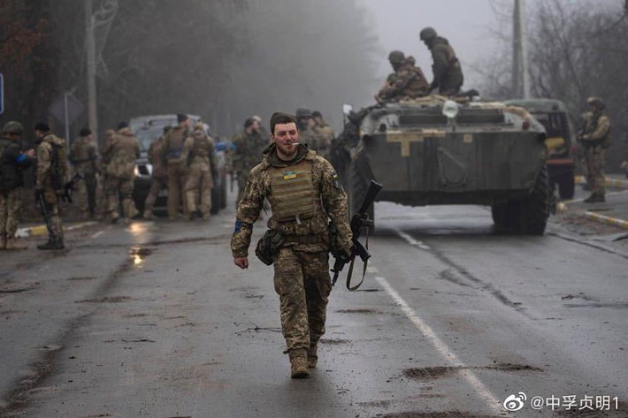 Một sĩ quan dự bị của Quân đội Ukraine, đã kể với các phóng viên phương Tây câu chuyện buồn của mình. Theo ông, lệnh đưa đơn vị của ông ra tiền tuyến, khi đơn vị chưa được huấn luyện đầy đủ; nhiều người trong số đó được trang bị sơ sài.