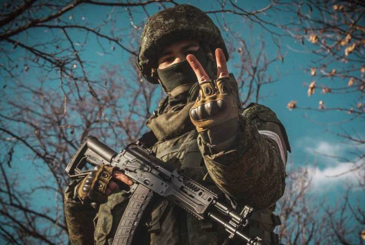 Lực lượng vũ trang Ukraine phòng thủ ở phía tây đường giới tuyến, trước kia được phía Ukraine xây dựng trận địa phòng ngự kiên cố. Nhưng hiện nay các điểm chốt phòng ngự của Quân đội Ukraine ở Severodonetsk và Lisichansk đang bị quân Nga bao vây, và được chia cắt thành các nhóm nhỏ để dễ tiêu diệt.