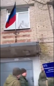 Trang topwar.ru của Nga đưa tin, lá cờ của nước cộng hòa tự xưng Donetsk (DPR) đã được treo trên trụ sở chính quyền của quận Levoberezhny của thành phố Mariupol. Và việc đầu tiên của DPR, là sơ tán dân thường ra khỏi vùng chiến sự.