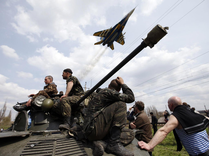Một số chuyên gia đã lý giải cho việc tại sao Mỹ và NATO không thiết lập vùng cấm bay ở Ukraine. Thứ nhất, muốn thiết lập vùng cấm bay ở Ukraine, thì Mỹ và NATO phải điều máy bay chiến đấu đến Ukraine và cho phép các máy bay này bắn hạ máy bay chiến đấu của Nga. Và khi đó sẽ nổ ra một cuộc xung đột quy mô lớn hơn và rất có thể dẫn đến chiến tranh thế giới thứ III.