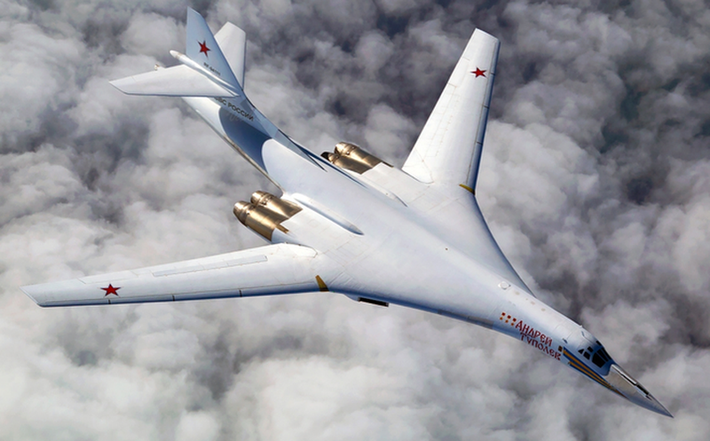 Ngoài ra, Nga đang sở hữu một vũ khí trên không hết sức nguy hiểm là máy bay ném bom chiến lược Tu-160M2 hay còn gọi là “Thiên nga trắng”. Thiên nga trắng có thể phóng tên lửa xa hàng nghìn km và bắn trúng mục tiêu cách 5.000km.
