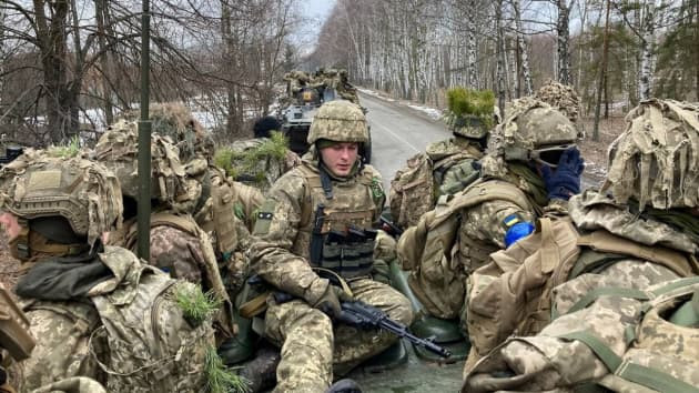 Chính quyền Ukraine đã tỏ ra rất thất vọng trước những lời hứa hẹn của Mỹ và đồng minh, nhưng cũng không thể làm gì hơn. Hiện tại quân đội Ukraine chỉ có thể cầm cự trong các thành phố, lẩn trốn trong các khu dân cư để hạn chế bị không quân Nga tấn công.