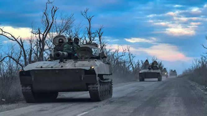 Một số phương tiện truyền thông Nga cũng cho rằng, khi quân Nga chiếm được Mariupol, sẽ loại bỏ được Tiểu đoàn Azov, một trong những lực lượng vũ trang hiệu quả nhất trong quân đội Ukraine hiện nay. Điều này giúp chiến dịch quân sự đặc biệt của Nga sẽ kết thúc nhanh hơn.