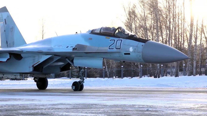 Tiêm kích Su-35 là máy bay chiến đấu thế hệ thứ 4 của Không quân Nga, phạm vi phát hiện tối đa của radar trên Su-35 là 400 km và nó có thể lắp 12 tấn vũ khí trên 12 điểm cứng bên ngoài. Kể từ năm 2015, quân đội Nga đã triển khai các máy bay chiến đấu Su-35, để thực hiện các sứ mệnh quân sự ở Syria. Nguồn ảnh: Pinterest