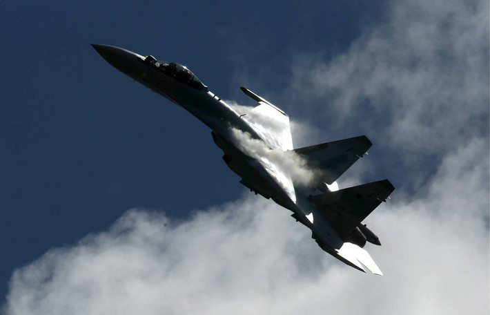 Bộ Quốc phòng Nga cho biết, máy bay chiến đấu Su-35 có thể sử dụng nhiều vũ khí hàng không với độ chính xác tối đa và có thể chống lại các cuộc tấn công từ trên không của Không quân Ukraine bằng máy bay chiến đấu và máy bay không người lái.