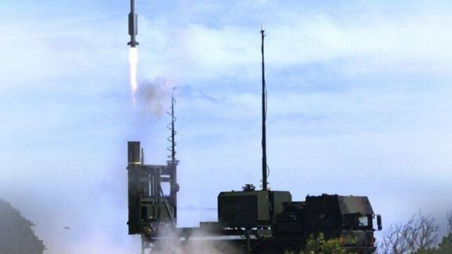Để giúp Ukraine đánh chặn tên lửa và UAV tự sát của Nga, Đức đã quyết định đi đầu trong việc hỗ trợ Ukraine 4 hệ thống phòng không IRIS-T; và hệ thống đầu tiên đã đến Ukraine và được đưa ngay vào chiến đấu.