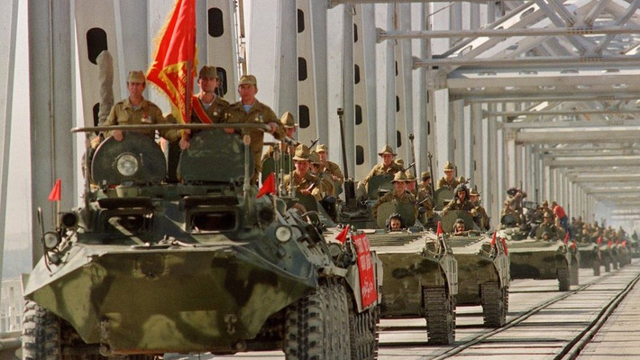 Tuy nhiên sau khi Quân đội Liên Xô rút khỏi Afghanistan, phải 3 năm sau, chính quyền của Tổng thống Najibullah do Liên Xô dựng lên mới sụp đổ; khác xa chính quyền Afghanistan do Mỹ dựng nên, đã bị sụp đổ ngay cả khi quân Mỹ chưa kịp rút khỏi Afghanistan vào năm 2021.