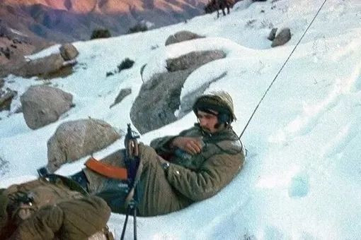 Cuộc chiến ở Afghanistan đã ảnh hưởng lớn đến sự phát triển của Liên Xô. Vốn đầu tư ồ ạt và thương vong, cùng với sự cô lập của Liên Xô với cộng đồng quốc tế, được coi là một trong những nguyên nhân dẫn đến sự tan rã của Liên bang Sô-viết ít năm sau đó.
