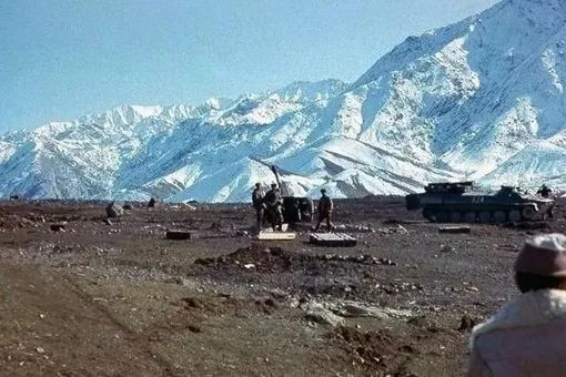 Vào cuối tháng 7/1978, cuộc khủng hoảng chính trị ở Afghanistan đã khiến Bộ Chính trị Đảng Cộng sản Liên Xô quyết định triển khai quân đội Liên Xô tại nước này, bất chấp sự phản đối từ phương Tây.
