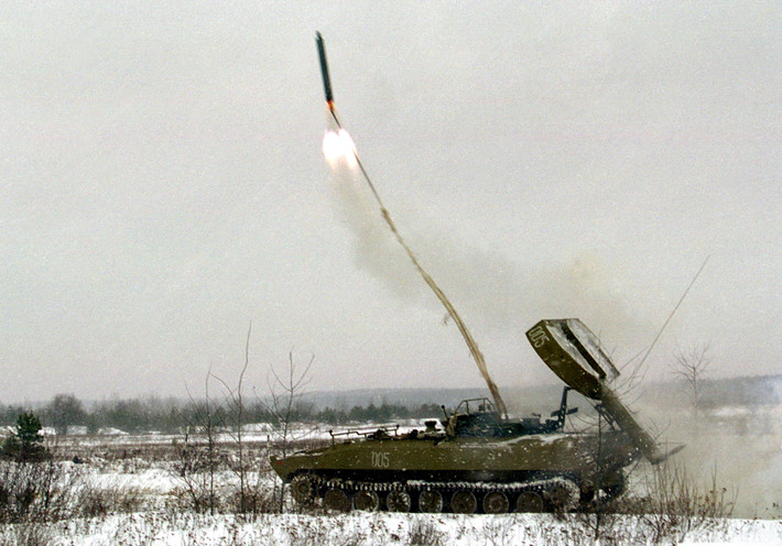 Còn cách đây vài giờ, đại diện của nước cộng hòa tự xưng Donetsk (DPR) thông báo rằng, tình báo của họ đã xác định được, các đơn vị của Quân đội Ukraine đã triển khai ít nhất 10 xe công binh phá bom mìn UR-77, trong khu dân cư Shirokino.