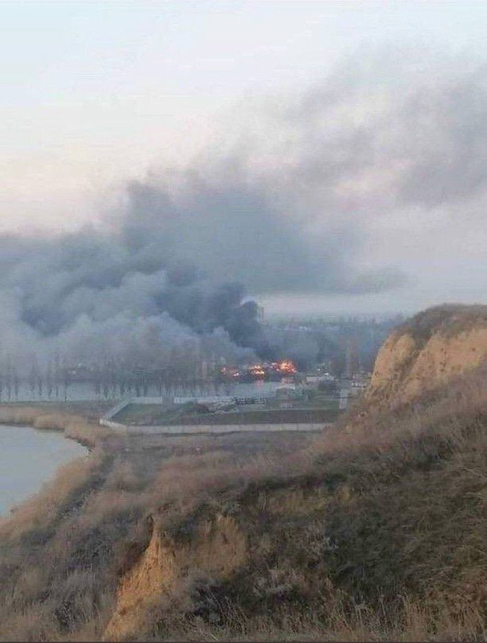 Ochakov là một căn cứ hải quân Ukraine, cảng này về cơ bản đã bị phong tỏa bởi Hạm đội Biển Đen của Nga; khu vực này rõ ràng có khả năng cao là nơi cất giữ các tên lửa chống hạm do phương Tây cung cấp cho Ukraine. Chính loại tên lửa chống hạm Neptune của Ukraine, trước đó đã được triển khai tại căn cứ này.