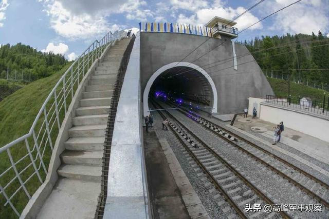 Một khi đường hầm Beskidy, chạy qua dãy núi Carpathian ở Lviv bị phá hủy, kênh chính tiếp nhận viện trợ nước ngoài của Ukraine sẽ bị tê liệt. Đây là động thái của Quân đội Nga, nhằm phá hủy tuyến đường sắt và ngăn phương tây cung cấp vũ khí và nhiên liệu cho Ukraine.