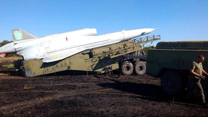 Máy bay không người lái (UAV) cỡ lớn Tu-141 Swift, là loại UAV kiểu cũ, do Liên Xô chế tạo vào những năm 1970. Loại UAV này được sản xuất hàng loạt tại Nhà máy máy bay Kharkiv của Ukraine.