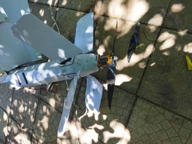 Hơn nữa, nếu các UAV tự sát cỡ lớn như Geran-2, được sử dụng để phá hủy các cơ sở hạ tầng quan trọng ở sâu trong lãnh thổ Ukraine, thì các UAV tự sát nhỏ gọn hơn như Lancet và Cube lại hoạt động ở trên khu vực chiến tuyến.