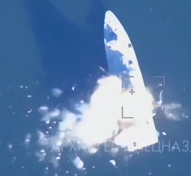 Trong đoạn video do quân đội Nga công bố, có thể thấy một chiếc UAV đã phát hiện một tàu tuần tra lớp Gyurza-M của Ukraine. Một lúc sau, một UAV tự sát Lancet đã được phóng về phía con tàu, bằng một đòn tấn công chính xác.