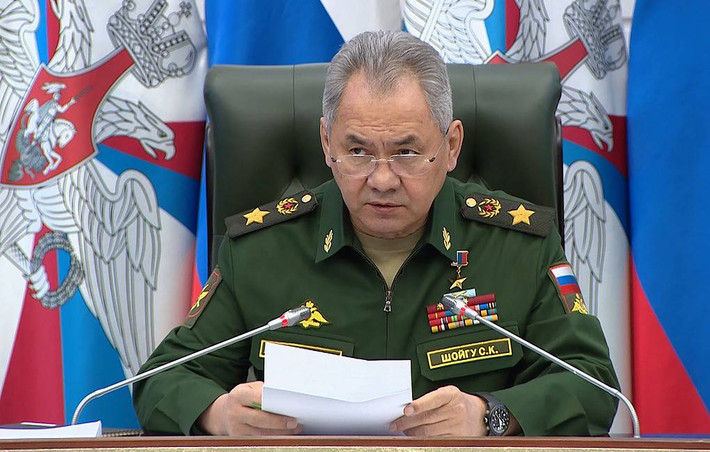 Bộ trưởng Quốc phòng Nga Shoigu đã có một bài phát biểu quan trọng mới đây, trong đó ông Shoigu cho biết, Quân đội Nga đã sẵn sàng cấp "chứng chỉ tốt nghiệp" cho 10.000 quân nhân Ukraine, mới được huấn luyện ở Anh trở về.