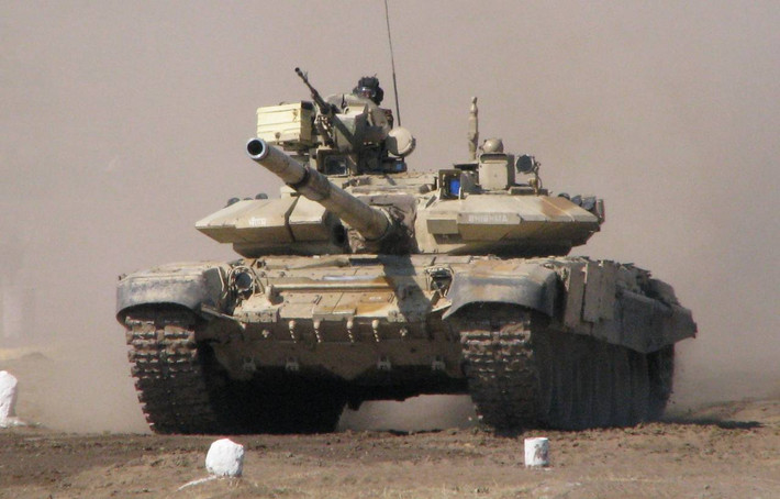 Ngoài ra, động cơ của Leopard 2 là động cơ diesel, còn động cơ của T-90 là đa nhiên liệu, không chỉ chạy bằng dầu diesel mà còn bằng dầu hỏa và xăng. Ở trong vùng chiến sự, đây cũng là một lợi thế rất quan trọng, nơi mà hậu cần có thể bị gián đoạn bất cứ lúc nào.
