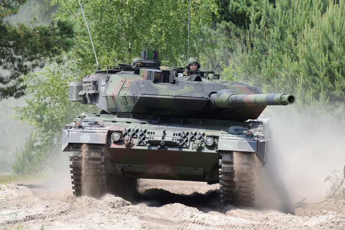 Xe tăng Leopard 2 của Đức có tính năng gần như giống T-90 của Nga về vũ khí. Pháo chính 120mm của Leopard có tầm bắn gần hơn so với T-90, cự ly tối đa tiêu diệt mục tiêu tĩnh là 3,5 km, nếu mục tiêu động chỉ 2,5 km. Đây là điều bất ngờ, vì pháo T-90 có tầm bắn xa hơn nhiều.