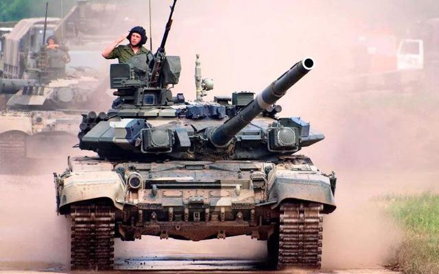 Về vũ khí, xe tăng chủ lực T-90 trang bị pháo 125 mm với khả năng tiêu diệt mục tiêu tối đa 5.000 mét đối tên lửa phóng qua nòng; ngoài ra còn có thể tiêu diệt cả trực thăng bay thấp. Với đạn nổ phá, T-90 có thể tiêu diệt mục tiêu ở cự ly 5.000 mét khi bắn ngắm trực tiếp và 10.000 mét khi bắn theo tọa độ.
