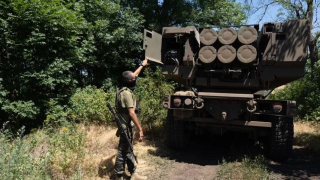 Sau tháng 7, quân đội Ukraine bắt đầu sử dụng tên lửa cơ động HIMARS để tấn công cầu Dnepr, nhằm cô lập thành phố Kherson. Để bảo vệ Kherson và đảm bảo tiến hành suôn sẻ cuộc trưng cầu dân ý ở bang Kherson và Zaporizhia. Quân đội Nga bắt đầu chuyển quân chủ lực ở khu vực Izyum đến Kherson.