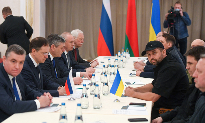 Về vấn đề an ninh của Ukraine, Thủ tướng Johnson cho rằng, không thể tin cậy được Tổng thống Nga Putin. Xem cách giải thích của truyền thông phương Tây, khi Anh từ chối đảm bảo an ninh cho Ukraine, và thực sự bác bỏ đề nghị trung lập của Ukraine, nên cuộc hòa đàm không thể có kết quả tích cực.