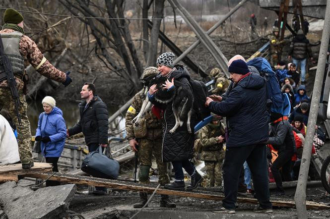 Tin tốt là Nga và Ukraine đã đạt được thỏa thuận cho phép 45 xe buýt đến Mariupol để sơ tán dân thường, đang ẩn náu dưới đống đổ nát; tin xấu là chiến sự sẽ tiếp tục, Quân đội Nga quyết tâm giành chiến thắng. Như thế không tránh khỏi Mariupol bị phá hủy hoàn toàn.