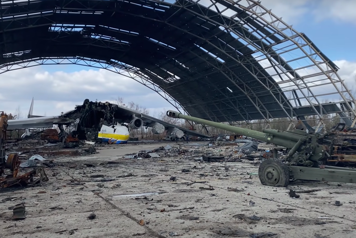 Ngày 2/4, các bức ảnh vệ tinh của Mỹ cho thấy, tại sân bay Antonov, chỉ cách Kiev 30km về phía tây bắc, Quân đội Nga đang xây dựng công sự, đột nhiên biến mất. Trước đó, trong ngày đầu tiên của cuộc chiến (24/2), Quân đội Nga đã chiếm đóng sân bay này; giữa quân Nga và Ukraine đã giao tranh ác liệt ở tại đây.