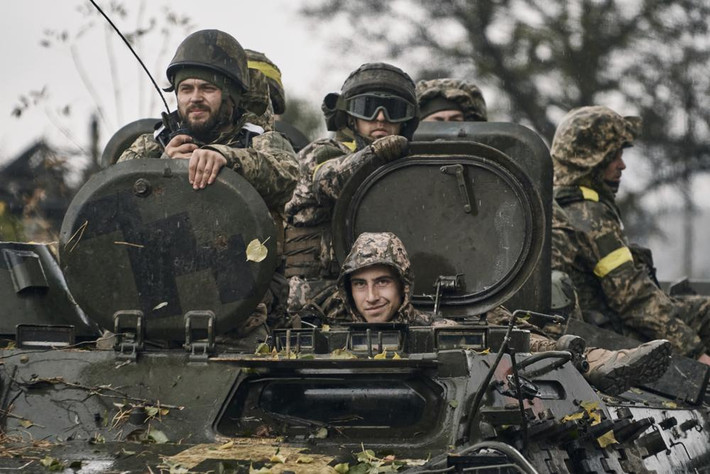 Chiến dịch tại Kherson bắt đầu khi quân đội Ukraine tổ chức mũi tấn công vào khu dân cư Snigirevka, giáp giới giữa khu vực Mykolaiv và Kherson; bước đầu quân đội Ukraine đã giành được một chỗ đứng ở ngoại ô khu dân cư này, nằm dọc theo đường xe lửa.