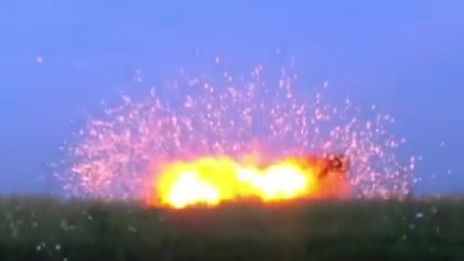 TOS-1A được trang bị 2 loại đạn gồm đạn chứa chất gây cháy và đầu đạn sử dụng chất nổ thermobaric - thường được sử dụng để chế tạo bom chân không. Cả hai loại đầu đạn này khi bắn đến mục tiêu sẽ tạo ra các đám lửa đốt cháy, hủy diệt mục tiêu bằng vụ nổ hóa chất chứa trong tên lửa.