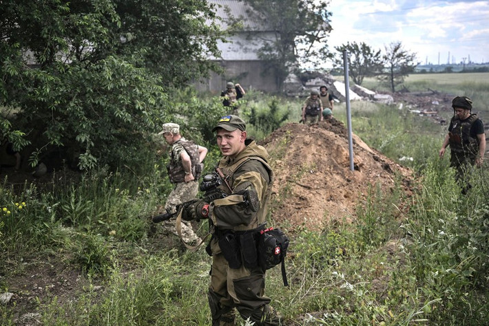 Ông Marochko tiết lộ rằng, giữa quân đội Ukraine và lính đánh thuê thường xảy ra xung đột quy mô nhỏ, cuối cùng phát triển thành các cuộc đấu súng lớn. Các đơn vị lính đánh thuê thậm chí còn sử dụng súng cối để nã đạn vào các vị trí của lính Ukraine. Thực tế này đã trở nên phổ biến, đặc biệt là xung quanh khu vực Kreminnaya, nơi có nhiều lính đánh thuê nước ngoài.