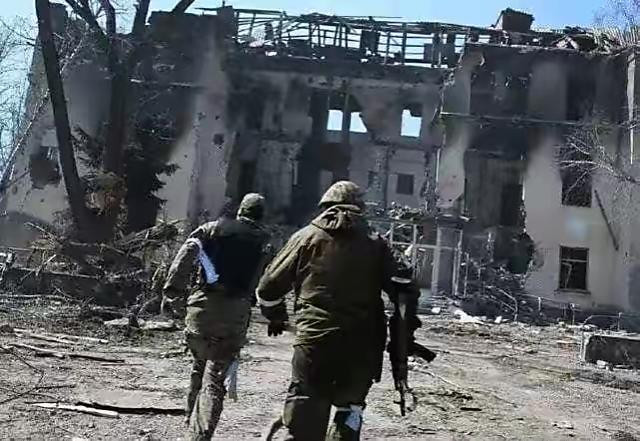 Sau đó, các quan chức phía Ukraine cho rằng, tuyến phòng thủ tại Nhà máy thép bị chọc thủng, là do "những kẻ phản bội". Quân đội Nga thì phủ nhận thông tin về vụ tấn công vào Nhà máy thép, nhưng thừa nhận rằng tình hình đã leo thang.