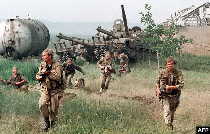 Lý do tại sao cộng hòa Chechnya có một lực lượng vũ trang độc lập với quân đội chính quy của Nga, vấn đề này liên quan nhiều đến cuộc chiến Chechnya. Sau khi Liên Xô tan rã vào năm 1991, lực lượng ly khai Chechnya do Dudayev đứng đầu, đã sẵn sàng đứng lên đòi độc lập.