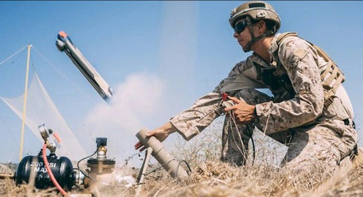 Theo tờ Bloomberg của Mỹ phỏng đoán, máy UAV Switchblade Mỹ cung cấp cho Ukraine, có thể là loại Switchblade 600; đây là phiên bản nâng cấp của UAV Switchblade 300, có trọng lượng nặng hơn, chuyên dùng để tiêu diệt xe tăng; tầm hoạt động tối đa khoảng 38,6 km.