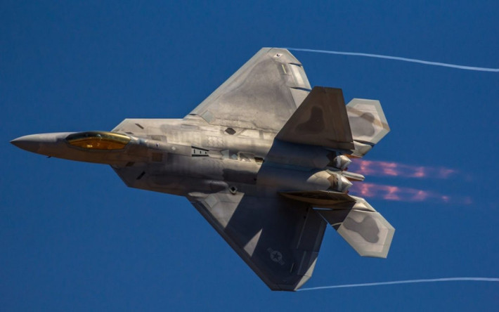 Vậy tại sao F-22 lại có khuyết điểm như vậy? Lý do là trong thời kỳ chiến tranh Lạnh giữa Mỹ và Liên Xô, tranh giành quyền bá chủ, nên Mỹ cho rằng chiến trường lúc đó chủ yếu là ở Châu Âu.