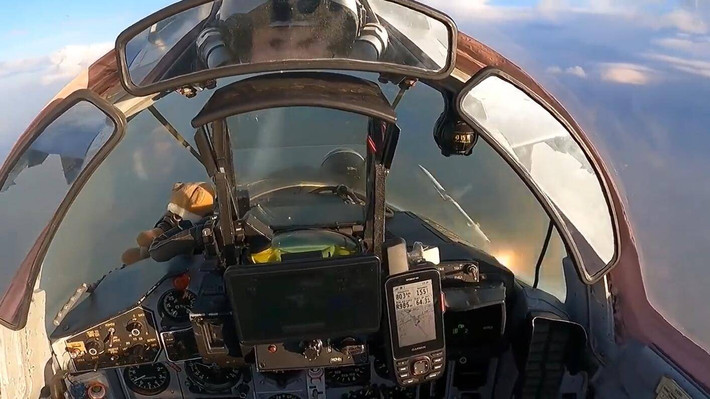 Ngoài ra, một vấn đề khác là các phi công MiG-29 của Ukraine sẽ thực hiện việc ngắm bắn mục tiêu bằng tên lửa bức xạ AGM-88 như thế nào? Việc này thường tiến hành thông qua màn hình đa chức năng, nhưng thứ này không có trong buồng lái của MiG-29?