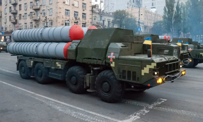 Chuyên gia quân sự Nga Alexei Leonkov nói với Hãng thông tấn Sputnik rằng, không thể có chuyện tên lửa hành trình của Nga rơi xuống Ba Lan; nhưng có thể tên lửa của hệ thống S-300 của Ukraine bắn tới lãnh thổ Ba Lan.
