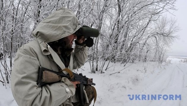 Theo một số thông tin, sau nhiều nỗ lực tấn công bất thành của Quân đội Ukraine vào DPR, quân đội Ukraine đã xây dựng hàng rào giáp với khu vực do dân quân DPR kiểm soát, nhằm mục đích ngăn chặn sự xâm nhập của các đơn vị dân quân DPR tại đây. Trước đó, một số lớn mìn chống bộ binh và chống tăng đã được phía Ukraine bố trí khu vực Panteleymonovka.