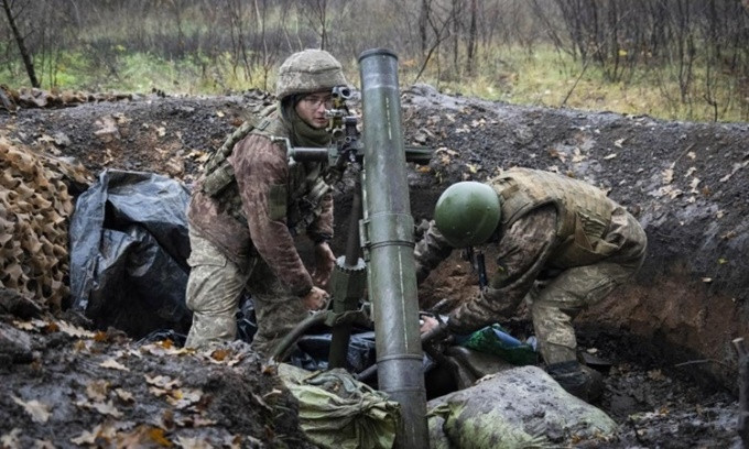 Để đảm bảo Bakhmut không thất thủ, Quân đội Ukraine đã tập trung 8 lữ đoàn tinh nhuệ nhất của Ukraine tại đây, bao gồm Lữ đoàn bộ binh 60 và 71, Lữ đoàn cơ giới 24, 57 và 58, Lữ đoàn xe tăng 4 và Lữ đoàn cơ động 46, Lữ đoàn sơn cước 128.