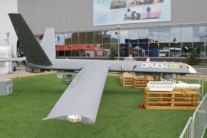 Vũ khí mà UAV Orion có thể sử dụng bao gồm bom dẫn đường KAB-20, KAB-50, tên lửa dẫn đường UPAB-50 và tên lửa dẫn đường không điều khiển FAB-50; tên lửa không đối đất, dẫn đường bằng laser bán chủ động Kh-50 Hairfasky, mới được phát triển riêng cho UAV Orion.