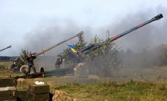 Tuy nhiên tất cả số pháo M777 mà Mỹ viện trợ cho Ukraine, đều bị tháo dỡ một số thiết bị quan trọng như máy tính đường đạn và hệ thống thông tin liên lạc kỹ thuật số; do vậy M777 không thể sử dụng được đạn pháo dẫn đường Excalibur và khả năng tính toán chậm, nên tính năng cũng chỉ tương tự như các pháo xe kéo khác của Ukraine mà thôi.