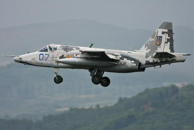 Nhưng trong video, sau khi máy bay cường kích Su-25 của Nga liên tục phóng đạn gây nhiễu hồng ngoại, tin dữ vẫn ập đến, khi chiếc Su-25 của Nga bị trúng tên lửa R73 từ chiếc Su-25 của Ukraine; tuy nhiên phi công Nga đã kịp phóng dù ra ngoài để thoát thân.