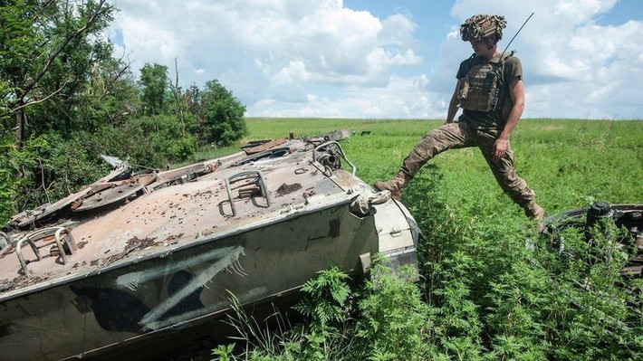 Sau đó, một người lính Ukraine đã thoát ra ngoài và thả một chiếc UAV 4 cánh quạt thuộc phiên bản thương mại để phát hiện trận địa súng cối. Người lính này thuộc “Đội trinh sát UAV” thuộc tiểu đoàn Dnipro 1 của lực lượng Phòng vệ Nội địa Ukraine.