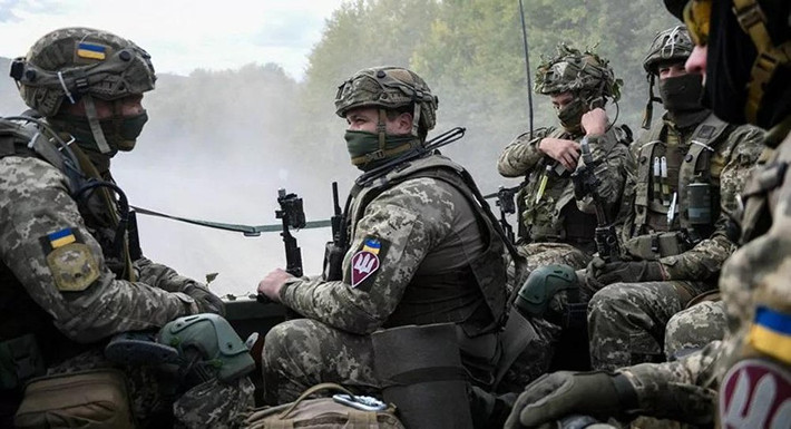 Trong khi đó, truyền thông phương Tây cũng cho rằng, ở phía bên kia, Quân đội Ukraine cũng được xây dựng lại từ “đống đổ nát” và thậm chí có thời, Quân đội Ukraine phải ngừng trả lương cho quân nhân.