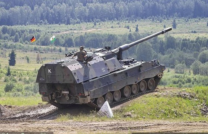 PzH-2000 có thể hoàn thành đầy đủ các thao tác chiến thuật từ lái đến đứng yên, ngắm bắn mục tiêu, bắn 10 quả đạn rồi rút lui trong vòng 2 phút; đồng thời nó cũng có thể đảm bảo mức chính xác cao. Nếu thay pháo tự hành M-109A3G 155mm của Mỹ để làm điều tương tự, sẽ mất ít nhất hơn 10 phút.