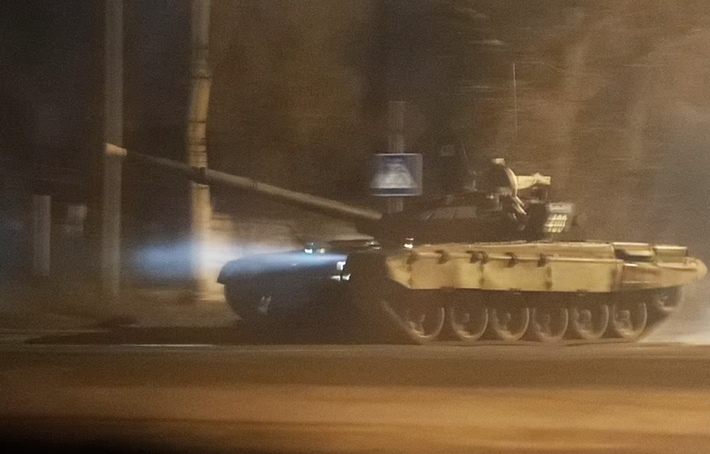 Ngày 21/2 (giờ địa phương), Tổng thống Nga Putin ký sắc lệnh công nhận hai nước Cộng hoà Donetsk và Lugansk ở miền Đông Ukraine. Và chỉ vài giờ sau đó, Nga đã điều binh sĩ và triển khai các phương tiện quân sự đến khu vực Donbass, miền Đông Ukraine. Moskva gọi đây là lực lượng “gìn giữ hoà bình”.