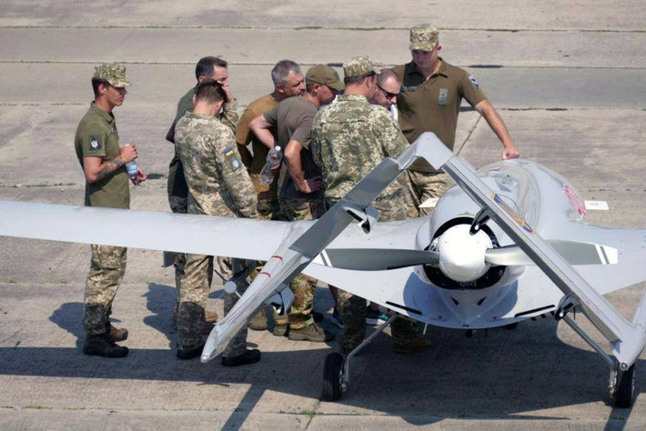Tình báo và truyền thông Mỹ cũng đã thổi phồng sự kiện Iran cung cấp UAV cho Nga, cáo buộc Nga vận chuyển máy bay không người lái từ Iran và thậm chí cử người đi đào tạo về điều khiển UAV tại Iran.